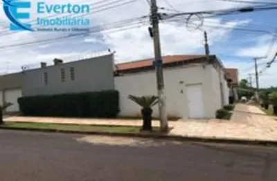 2 casas, 3 quartos sendo 1 suite, sala de jantar, estar e tv, piscina com aquecimento solar, churrasqueira, fogão a lenha. garagem 3 vagas, canil