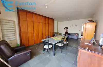 Imóvel comercial de 385 m², em terreno de 490 m², com 4 salas comerciais com banheiro.