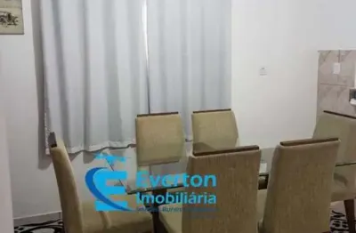 Casa de 105 m². em lote de 377 m², com espaço para construir galpão ou comércio.