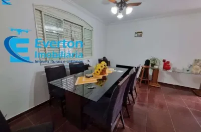 Casa com 3 quartos, sendo um suíte, espaço gourmet e vaga para 2 carros.