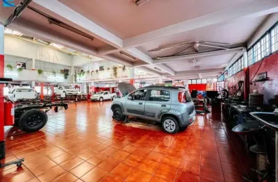 Prédio de esquina com 1095 m² em avenida comercial, com loja no ramo de auto center