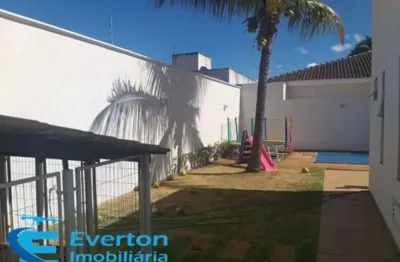 Casa térrea, bem construída, com 4 quartos (2 suítes), piscina, quintal grande, a  100 metros do umc.