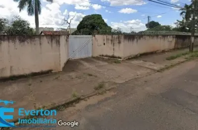 Terreno de 6000 m² no Bairro Chácaras Tubalina e Quartel - Topografia plana e muro alto em todo o perímetro