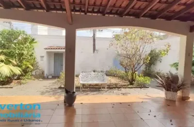 Casa de 3 quartos sendo 2 suítes, 5 vagas, próximo do terminal central