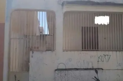 Casa de 2 quartos e edícula de 1 quarto, próximo do terminal central.