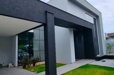 Excelente sobrado de alto padrão na praia de itaguaçu sfs, com 6 quartos sendo 3 suítes, e linda piscina.