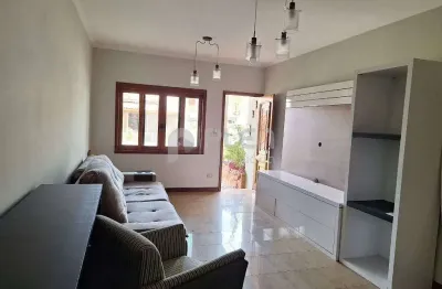 Casa área de 150 m² com 3 quartos, sendo 1 suíte, 2 vagas de garagem