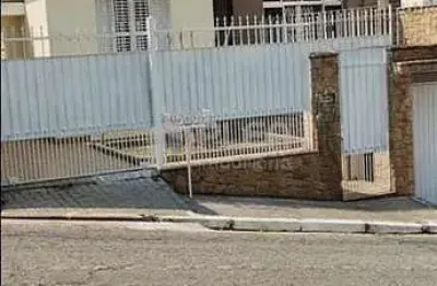 Vendo casa em Ótima localização com 150 metros .  Fica  a 600 metros do Metrô Parada Inglesa.