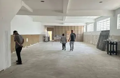 Prédio comercial de 995 m² para locação e venda com três pavimentos, em ótimo estado de conservação