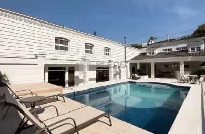 Casa em pinheiros totalmente mobiliada com piscina, quadra de tênis e academia