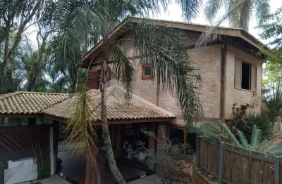 Casa na  serra da cantareira com 4 quartos, 3 suítes e 4 vagas no condomínio sausalito.