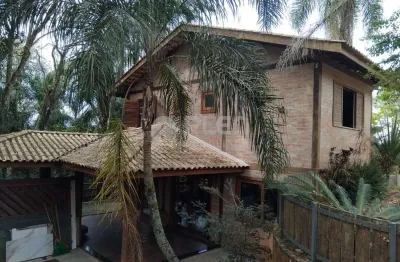 Casa na  serra da cantareira com 4 quartos, 3 suítes e 4 vagas no condomínio sausalito.