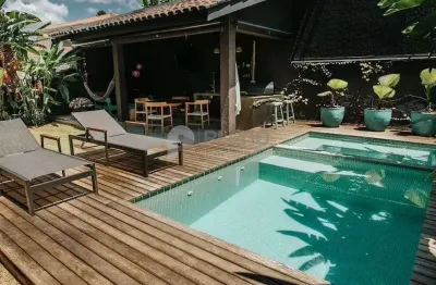 Casa térrea mobiliada e decorada localizada em rua tranquila em  alphaville