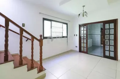 Casa com 3 quartos para alugar na Rua Peres Júnior, 40, Vila Vitório Mazzei, São Paulo