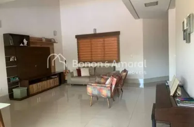 Casa de condomínio com 3 quartos e 4 banheiros à venda, 220m²