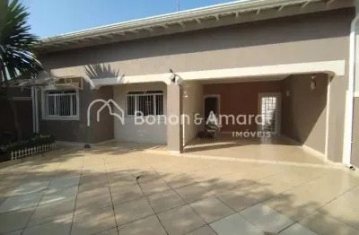 Casa ampla com 3 suites, piscina e localização privilegiada