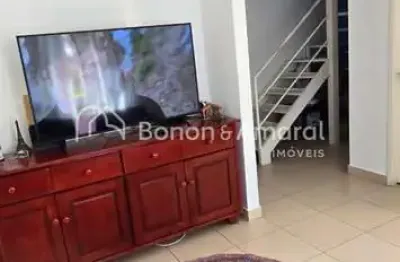 Charmoso sobrado em condomínio com energia solar e ambiente de vila