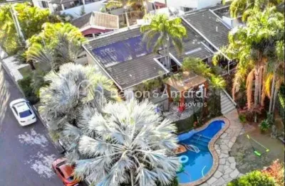 Casa térrea em condomínio fechado com amplo terreno e lazer completo