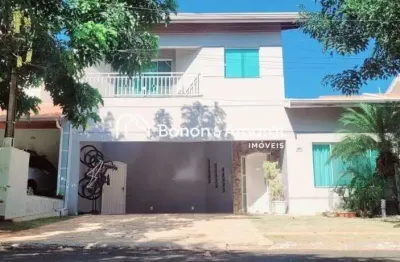 Casa térrea com mezanino, 3 quartos em condomínio clube
