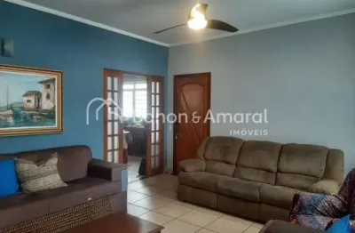 Casa Térrea com Quintal Amplo, Lareira e Vista Privilegiada no Jardim Chapadão