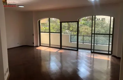 Moema em uma rua extremamente tranquila e arborizada, venha conferir!!!