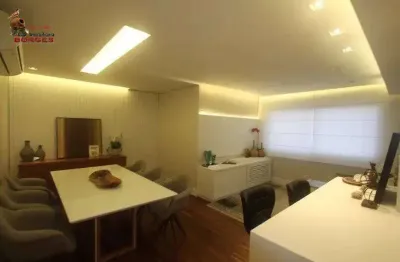 Recem reformado, ar condicionado, janelas anti ruído, lindo, moema!!