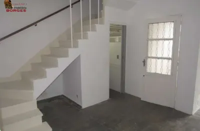 Sobrado bem localizado, 3 dorm, varanda e quintal com valor imperdível!