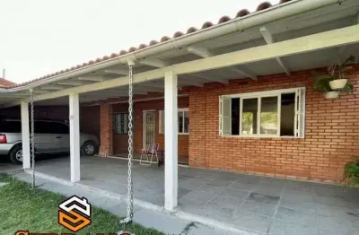 Casa em alvenaria próxima ao mar. aproveite o conforto e lazer em família!