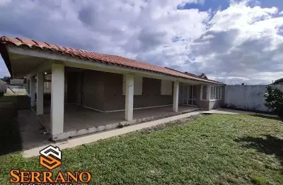 Casa beira-mar á venda. construída sob um terreno de 600m². imbé-rs.