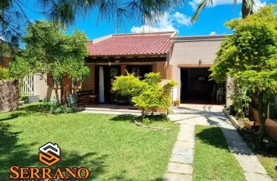 Casa com anexo na praia de mariluz, à poucos metros da beira-mar.