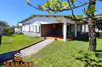 Casa com 2 terrenos de esquina  a venda na praia de imbé. próxima do mar!