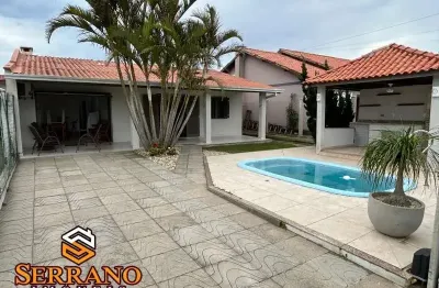 Casa à venda com piscina e quiosque. praia de mariluz - imbé