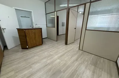 Excelente oportunidade de investimento: comercial em condomínio à venda em curitiba-pr, no centro, com 2 banheiros, 1 vaga de garagem, 108,00m².