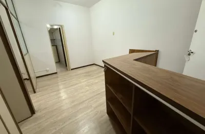 Excelente oportunidade de investimento: comercial em condomínio à venda em curitiba-pr, no centro, com 2 banheiros, 1 vaga de garagem, 108,00m².