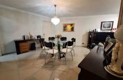 Apartamento à venda no Centro de Curitiba-PR: 3 quartos, 1 suíte, 2 salas, 96,90 m² de área.