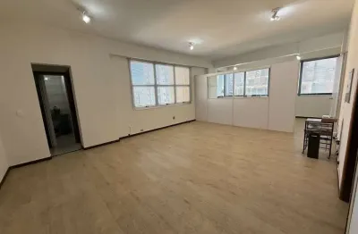 Oportunidade única: sala comercial de 108m² no centro de curitiba-pr, com 2 salas, 2 banheiros e 1 vaga de garagem. venha conferir!