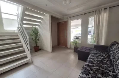 Bairro uberaba curitiba sobrado triplex condomínio fechado com 5 quartos sendo 2 suítes (1 no térreo) condominio com bosque estacionamento visitante