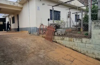 Casa térrea espaçosa com amplo quintal e edícula no bairro de jordanópolis
