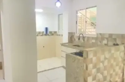 Oportunidade de locação em condomínio fechado com 2 quartos sendo 1 suite