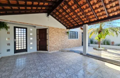 Casa com suíte e gourmet à venda perto da fib! lote inteiro. aceita financiamento!