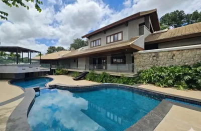 Casa no Condomínio Samambaia com 5 Suítes (Anexo Privativo), Lago Interno e Lazer de Resort - Oportunidade de Personalização