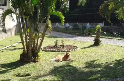 Terreno amplo com grande pátio e bem conservado, ideal para lazer e a família!!