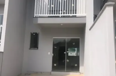 Invista em qualidade de vida: sobrado geminado aconchegante e espaçoso para a família!!
