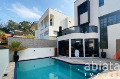 Conforto, privacidade e lazer completo em condomínio fechado em Taboão da Serra. Esta casa é ideal para quem busca alto padrão, ambientes amplos e estrutura pensada para viver bem e receber com confor