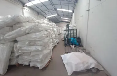 Barracão comercial de 500 m² em localização estratégica com escritório e fácil acesso à rodovia