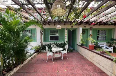 Casa em condomínio com 2 suítes, próximo ao centro de búzios.