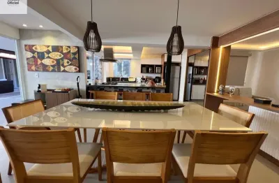 Casa em condomínio à venda, reformada, com 4 suítes, 300 metros da praia.