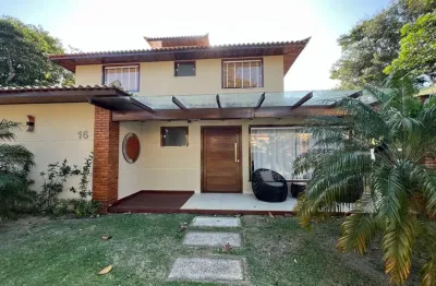 Casa à venda em condomínio alto padrão, 4 suítes a poucos passos da praia.