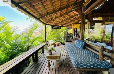 Casa à venda em búzios, com vista para o mar, cercada de natureza.