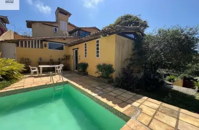 Casa à venda no centro de búzios com 4 suítes, quintal amplo e piscina